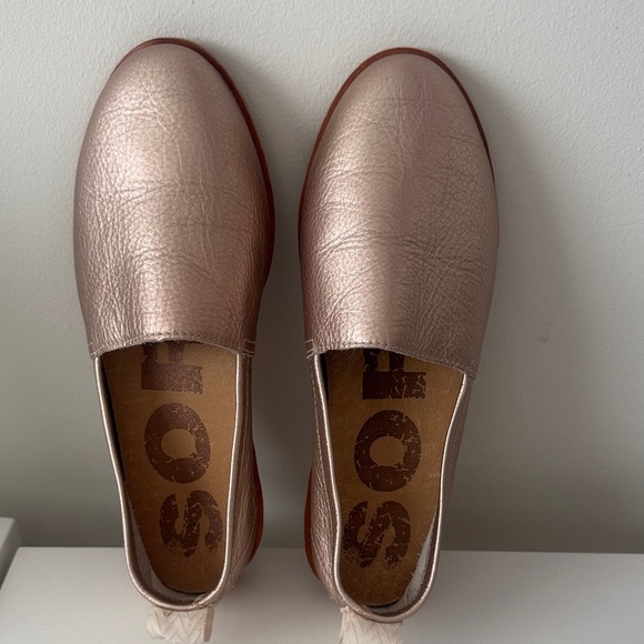 NWOT SOREL Ella Women's Rose Gold Metallic Slip-On Leather Loafers - Picture 2 of 5